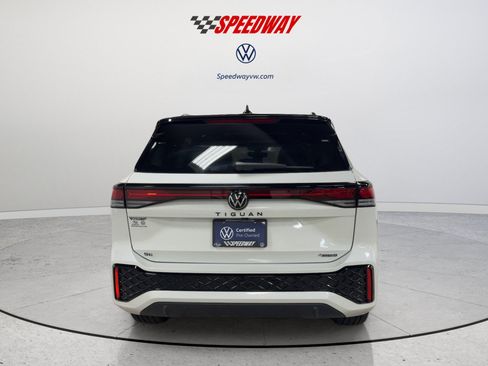 Certified 2025 Volkswagen Tiguan SE R-Line AWD/4WD image 7