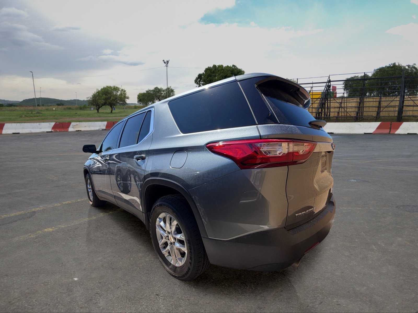 Used 2021 Chevrolet Traverse LS FWD image 4