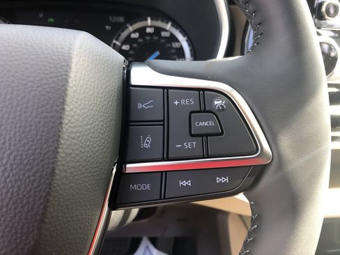 Used 2020 Toyota Highlander XLE FWD image 21