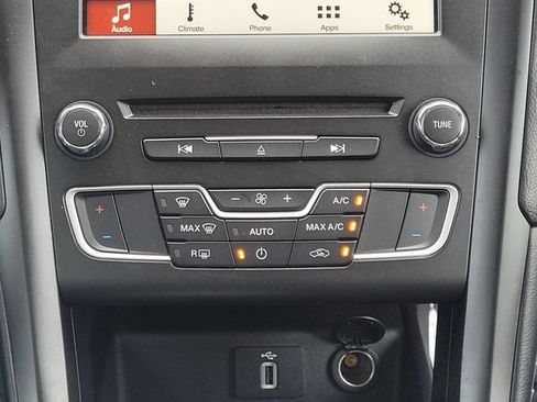 Used 2018 Ford Fusion SE w/ Equipment Group 201A FWD image 18
