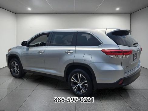 Used 2019 Toyota Highlander LE FWD image 3