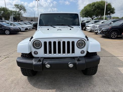 Used 2016 Jeep Wrangler Unlimited Sahara w/ Dual Top Group AWD/4WD image 2