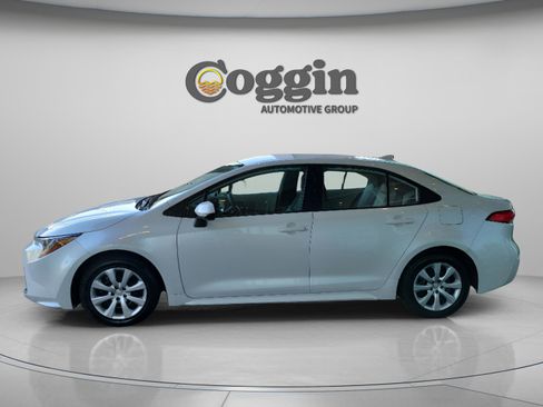 Used 2023 Toyota Corolla LE image 3