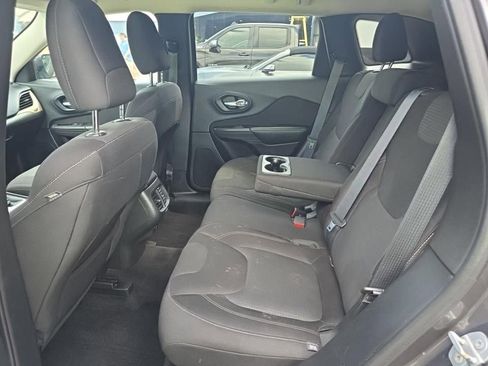 Used 2015 Jeep Cherokee Latitude w/ Cold Weather Group AWD/4WD image 10