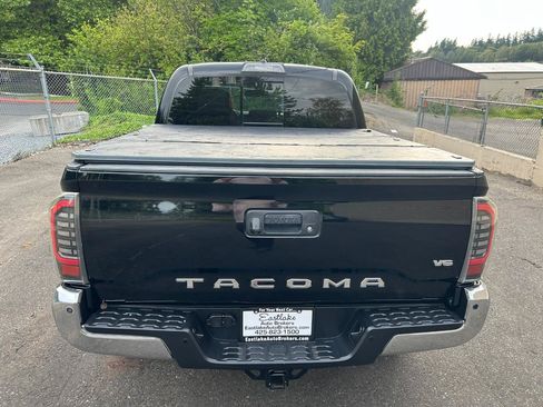 Used 2017 Toyota Tacoma TRD Off-Road AWD/4WD image 7