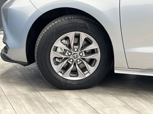 Used 2025 Toyota Sienna XLE image 36