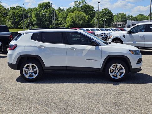 Used 2023 Jeep Compass Latitude w/ Convenience Group AWD/4WD image 8