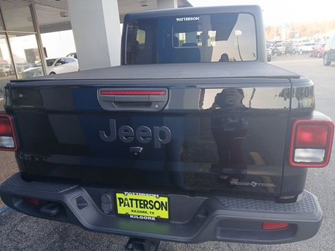 Used 2022 Jeep Gladiator Sport image 4