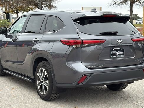 Used 2023 Toyota Highlander XLE image 3