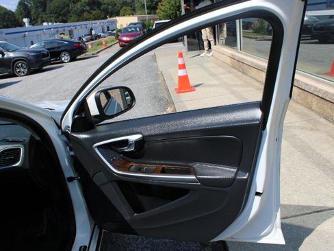 Used 2017 Volvo V60 T5 Premier w/ Convenience Package image 23