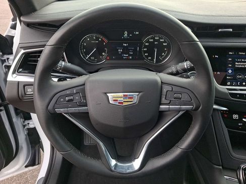 Used 2025 Cadillac XT6 Luxury image 19