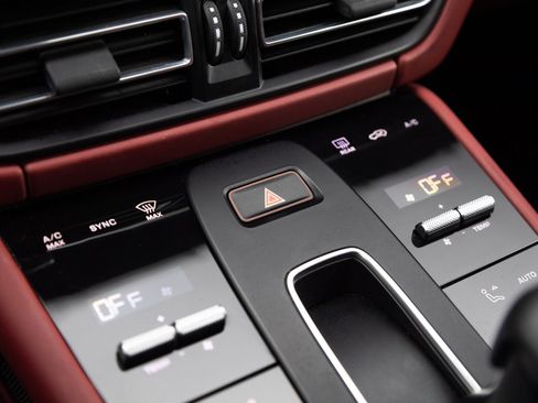 Certified 2024 Porsche Macan S AWD/4WD image 25