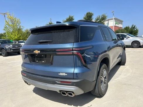 Used 2025 Chevrolet Traverse LT w/ Driver Confidence Package FWD image 3