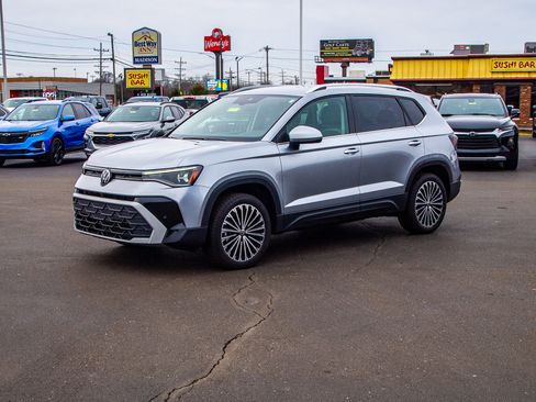 Used 2025 Volkswagen Taos SE image 3