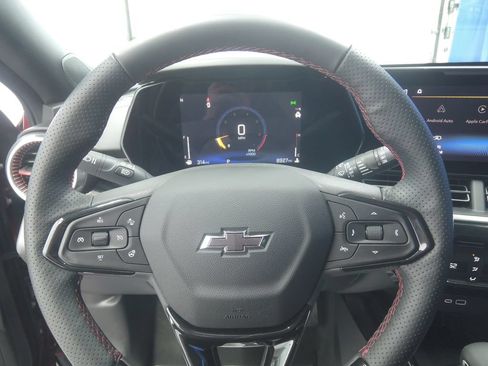 Used 2025 Chevrolet Trax RS FWD image 13