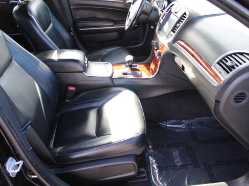 Used 2014 Chrysler 300 image 8