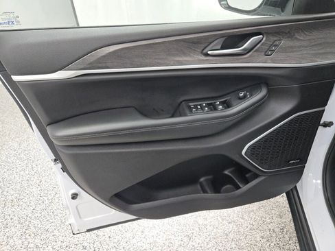 Used 2022 Jeep Grand Cherokee L Limited w/ Black Appearance Package image 21