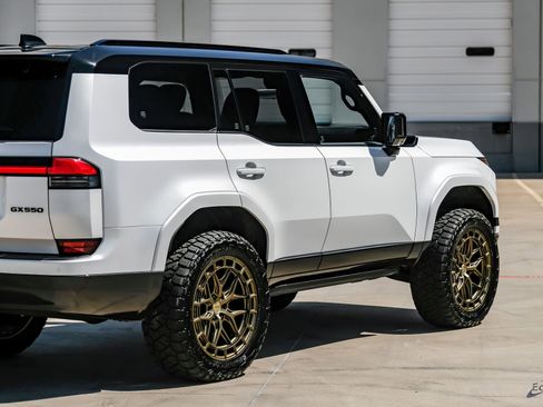 Used 2025 Lexus GX 550 w/ Accessory Package (2T) image 18