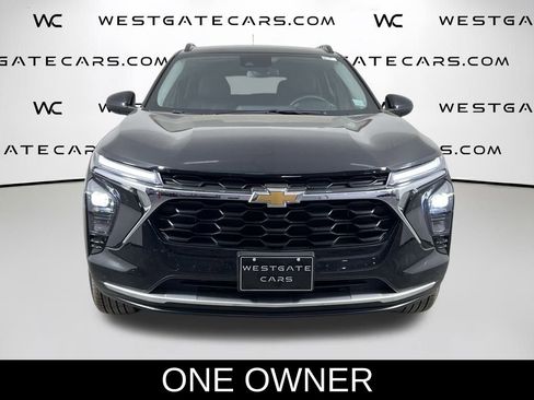 Used 2025 Chevrolet Trax LT w/ LT Convenience Package image 2