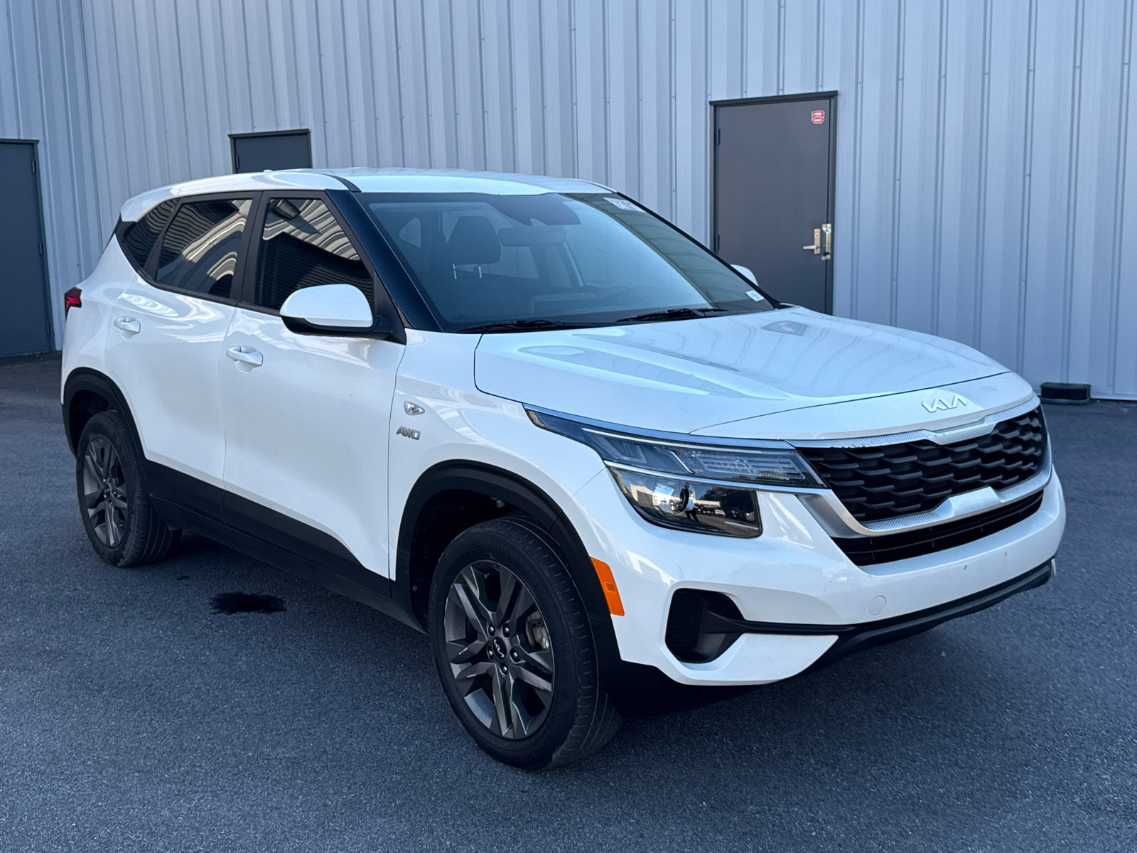 Used 2023 Kia Seltos LX AWD/4WD image 3