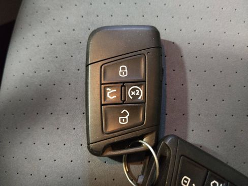 Used 2025 Volkswagen Jetta SE FWD image 32