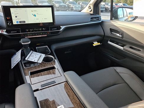 New 2026 Toyota Sienna Platinum image 12