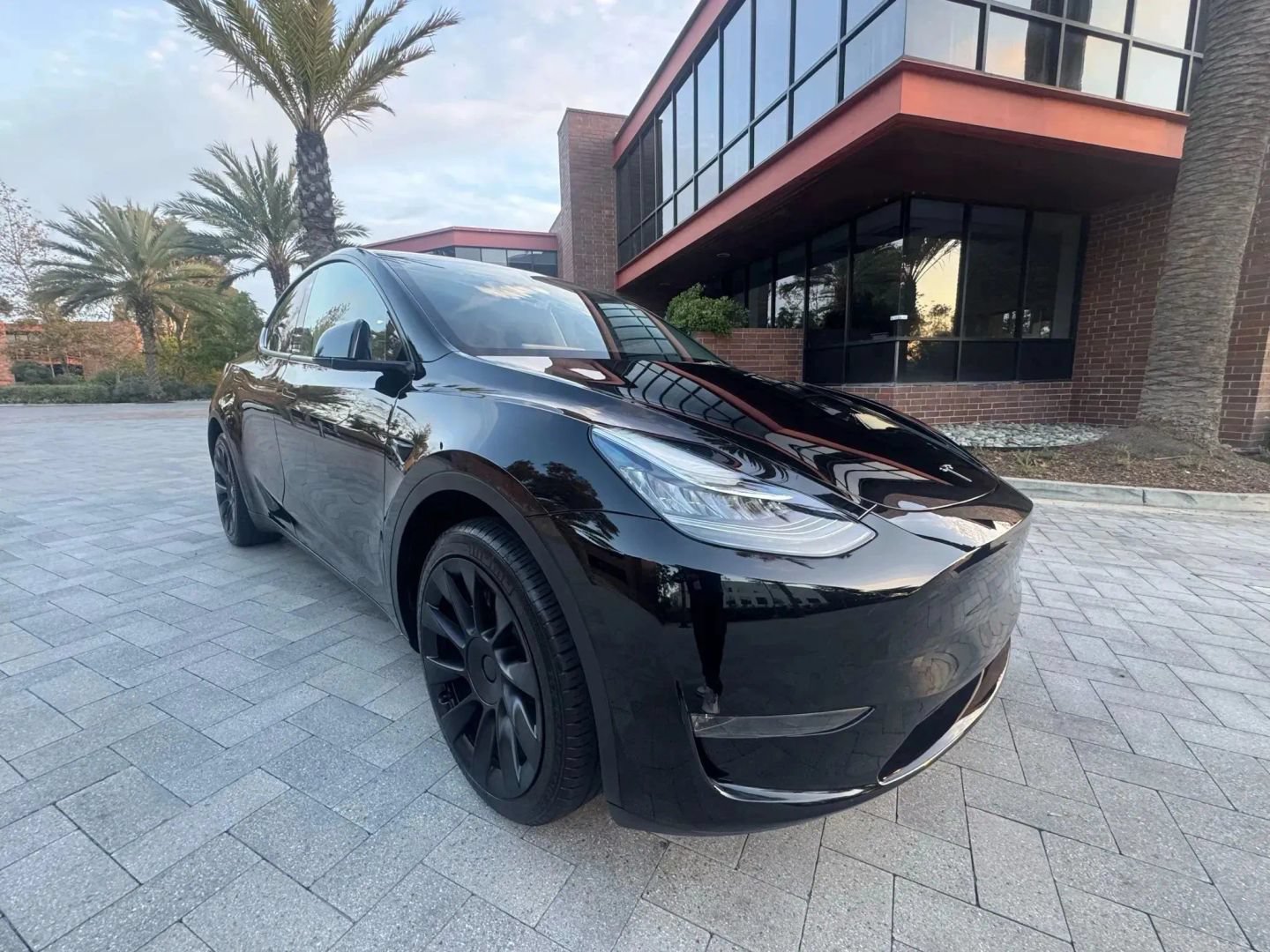 Used 2024 Tesla Model Y Long Range AWD/4WD image 3
