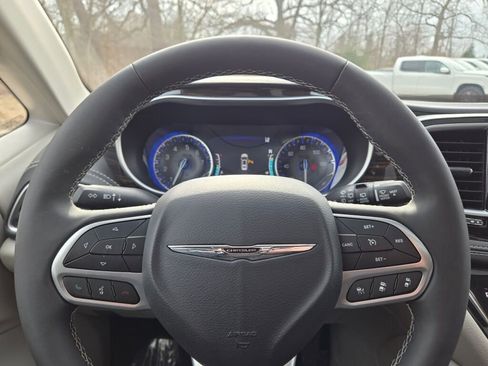 Used 2024 Chrysler Pacifica Limited FWD image 30