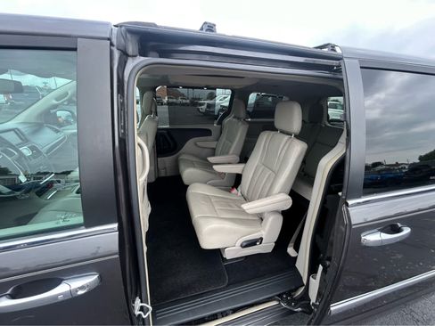 Used 2016 Chrysler Town & Country Touring-L FWD image 13