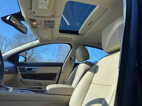 Used 2011 Jaguar XF Premium image 12