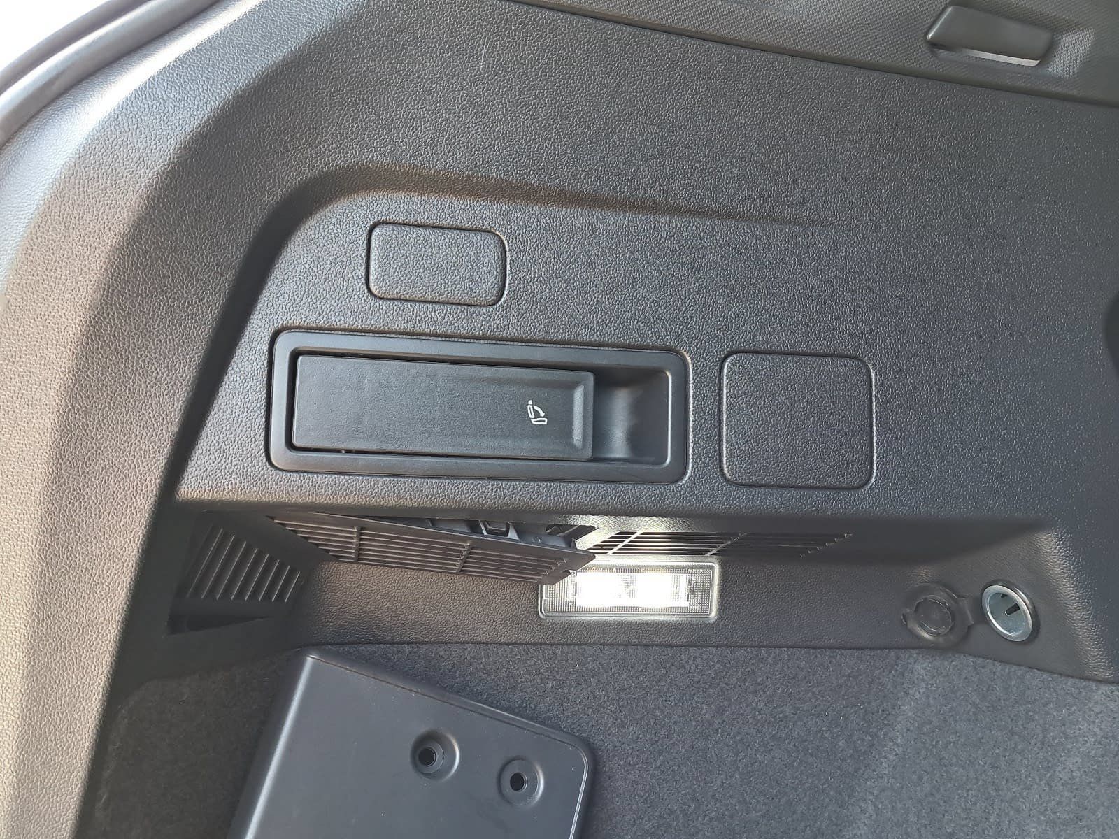 Used 2023 Volkswagen Tiguan SE R-Line FWD image 15