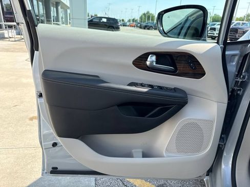 Used 2023 Chrysler Pacifica Limited AWD/4WD image 20
