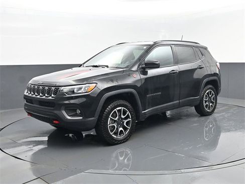 Used 2024 Jeep Compass Trailhawk image 2