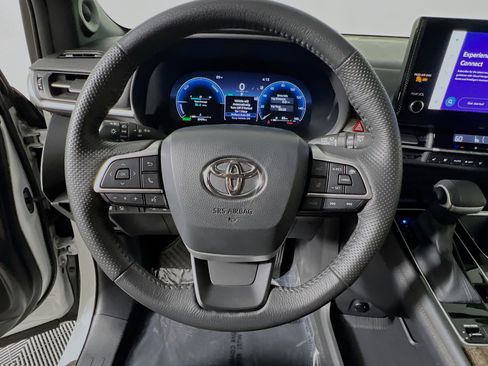 Used 2025 Toyota Sienna Platinum AWD/4WD image 18