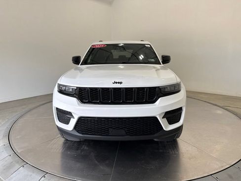 Used 2025 Jeep Grand Cherokee Altitude AWD/4WD image 2