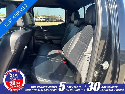 Used 2020 Toyota Tacoma TRD Sport w/ TRD Premium Sport Package AWD/4WD image 24