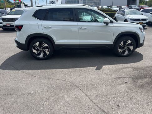 New 2025 Volkswagen Taos SE image 5