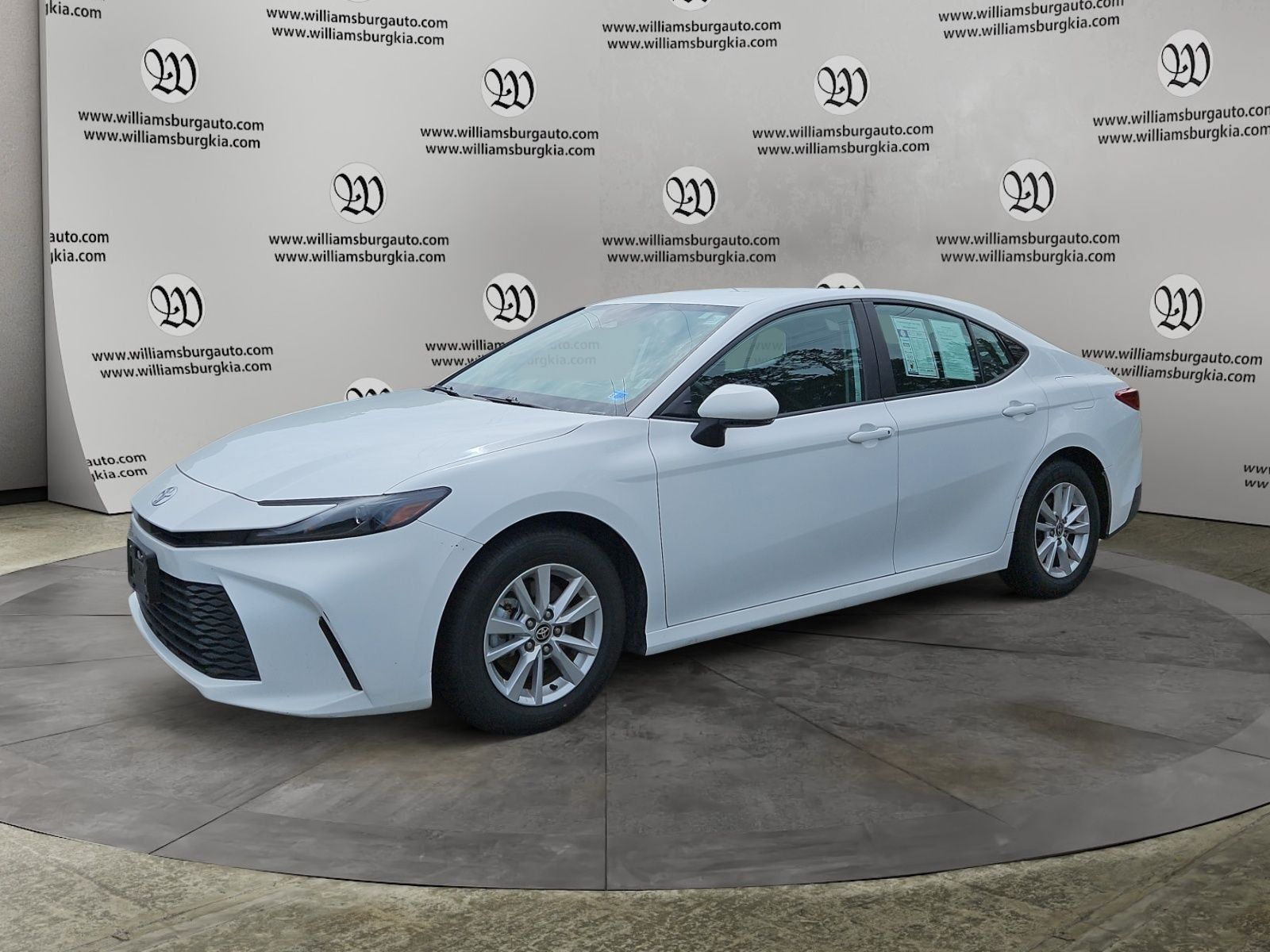 Used 2025 Toyota Camry LE FWD image 1