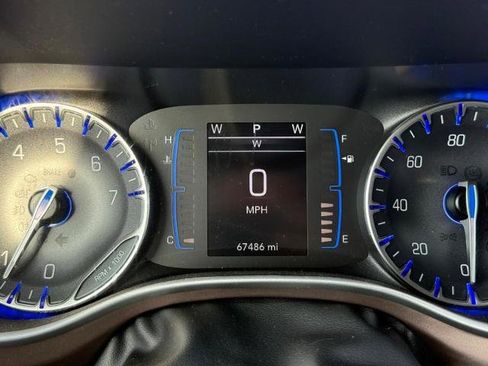 Used 2022 Chrysler Voyager LX FWD image 22