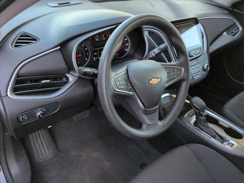 Used 2025 Chevrolet Malibu LT image 9