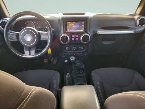 Used 2017 Jeep Wrangler Unlimited Sahara w/ Connectivity Group AWD/4WD image 9