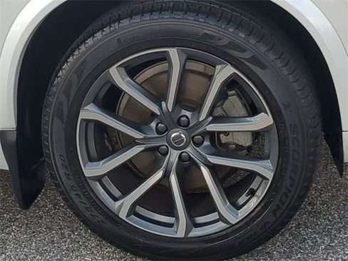 Used 2017 Volvo XC90 T6 Momentum w/ Vision Package image 11
