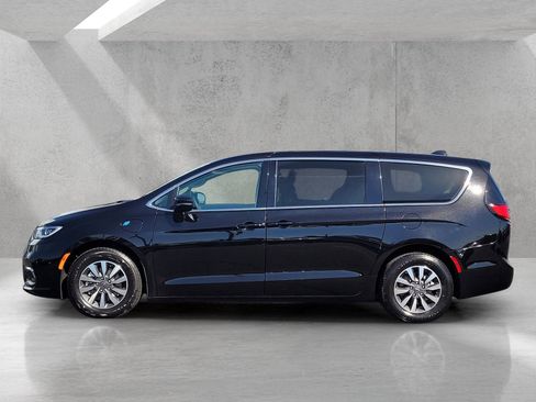 Used 2024 Chrysler Pacifica Limited FWD image 8