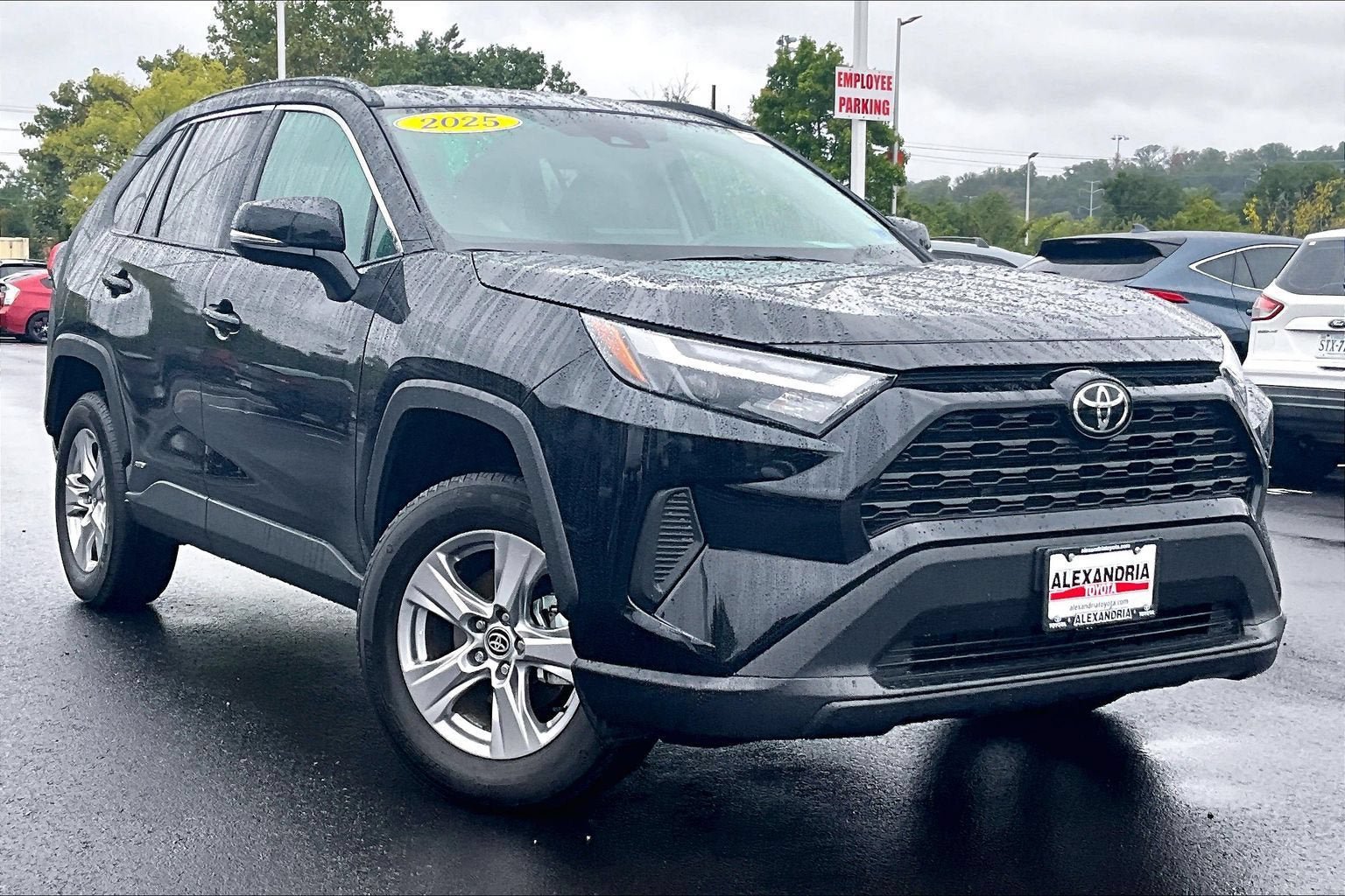 Used 2025 Toyota RAV4 XLE AWD/4WD image 2