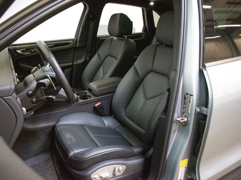 Certified 2026 Porsche Macan AWD/4WD image 5