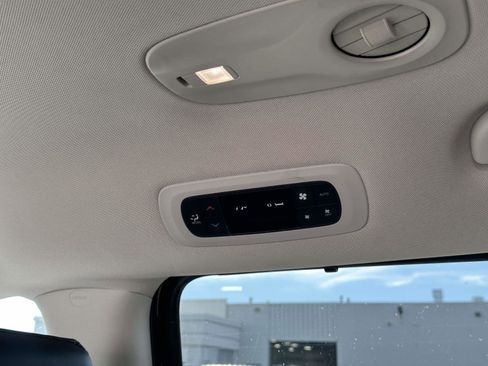 Used 2023 Chrysler Pacifica Touring-L image 13