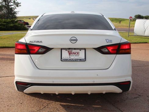 Used 2025 Nissan Altima 2.5 SV FWD image 8
