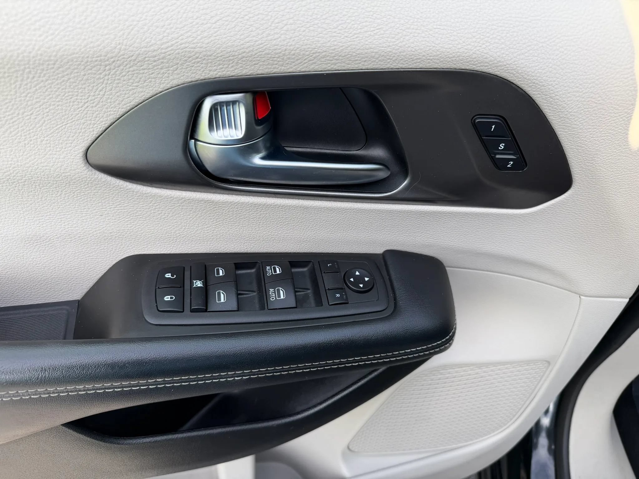 Used 2023 Chrysler Pacifica Touring-L FWD image 13
