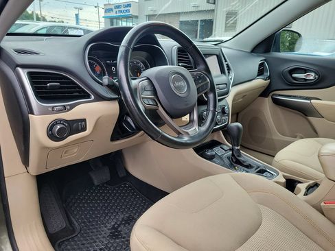Used 2020 Jeep Cherokee Latitude w/ Cold Weather Group AWD/4WD image 21