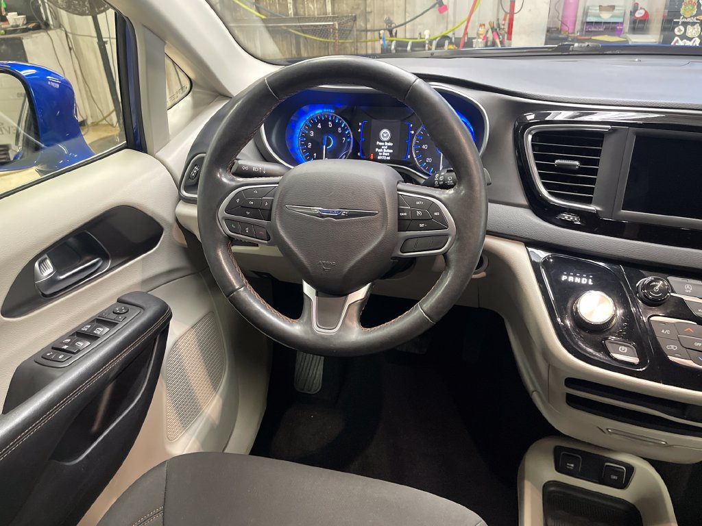 Used 2020 Chrysler Pacifica Touring w/ Cold Weather Group FWD image 17